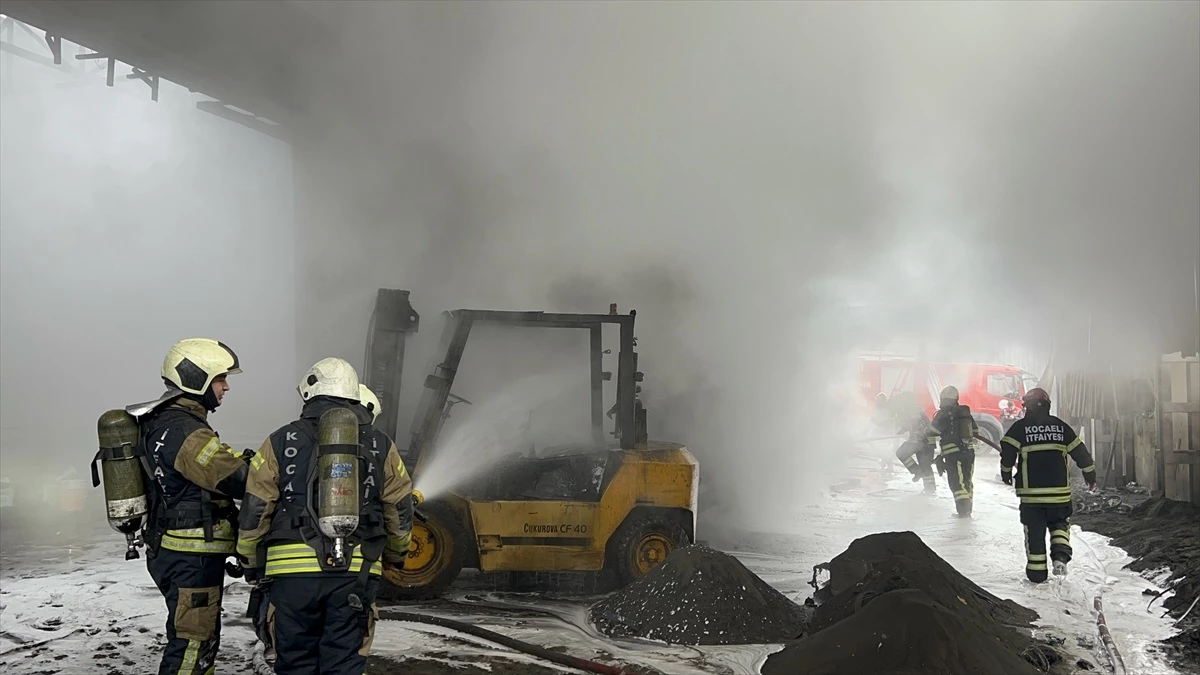 Gebze\'deki Atölyede Patlayan LPG Tankı Nedeniyle Çıkan Yangın Söndürüldü