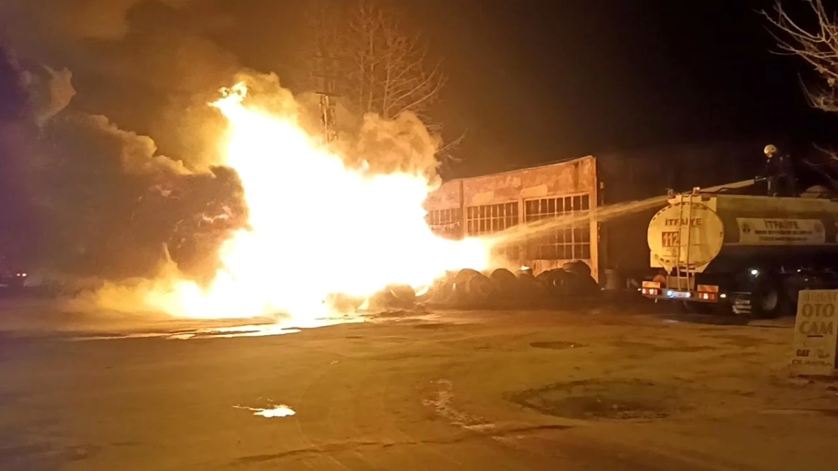Adana Kozan\'da Lastik Dükkanında Yangın: Araç da Yanarak Küle Döndü