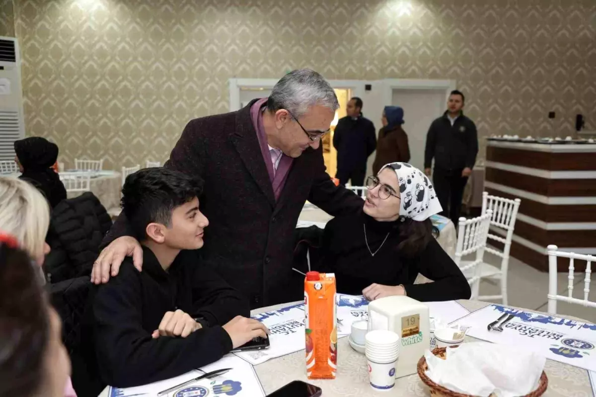 Kütahya Belediye Başkanı Alim Işık, ortaokul öğrencileriyle buluştu