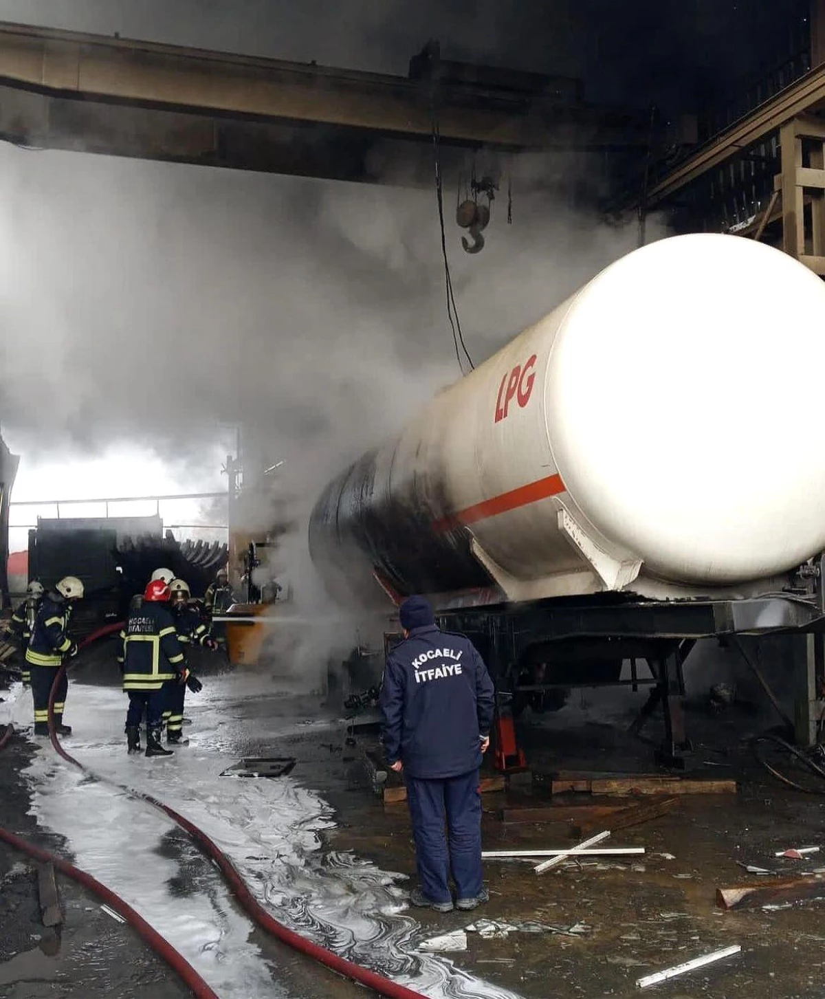 Gebze\'de LPG Tankı Patladı: Bir İşçi Yaralandı