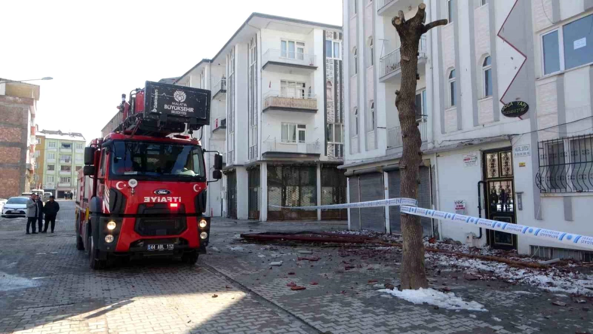 Malatya\'da Kar Yükü Nedeniyle Bina Çatısı Çöktü