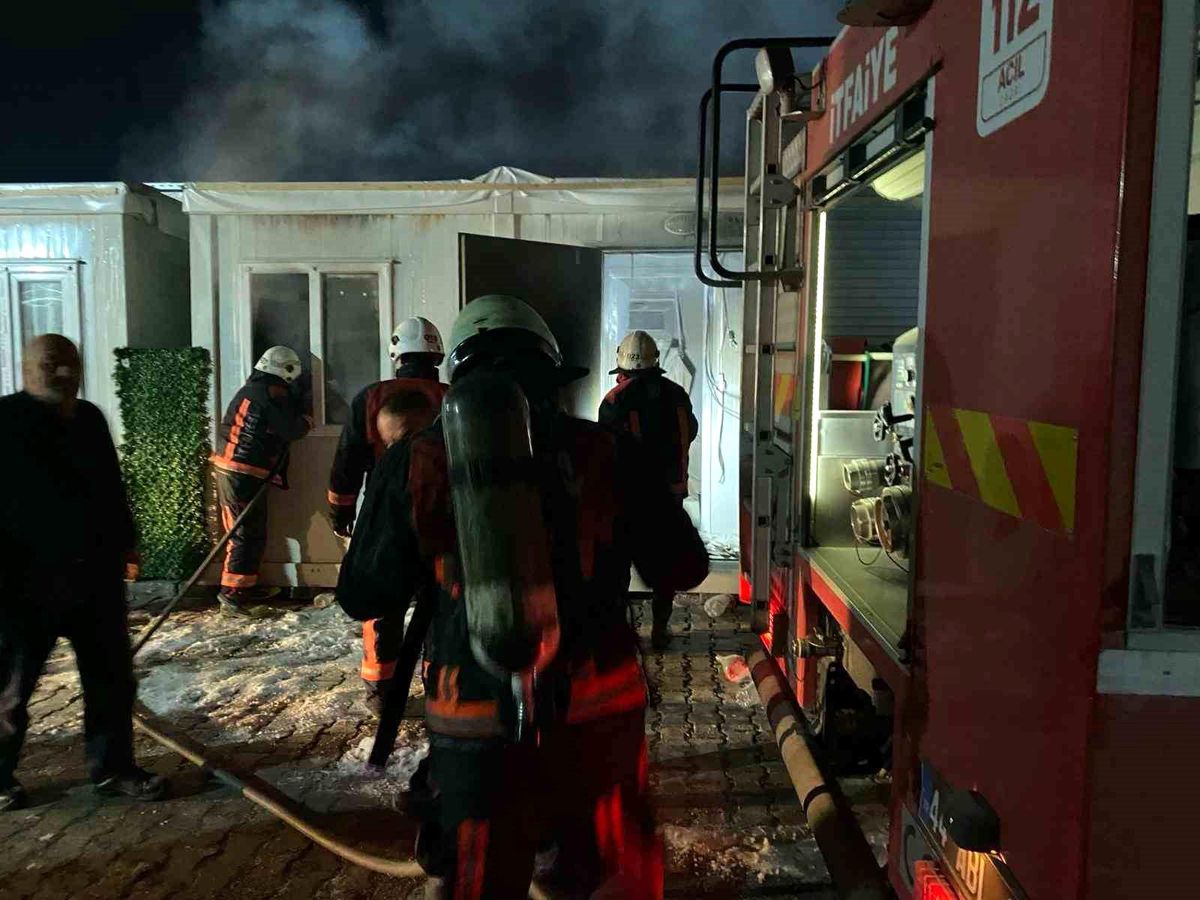 Malatya\'da konteynerde yangın çıktı, 1 kişi dumandan etkilendi