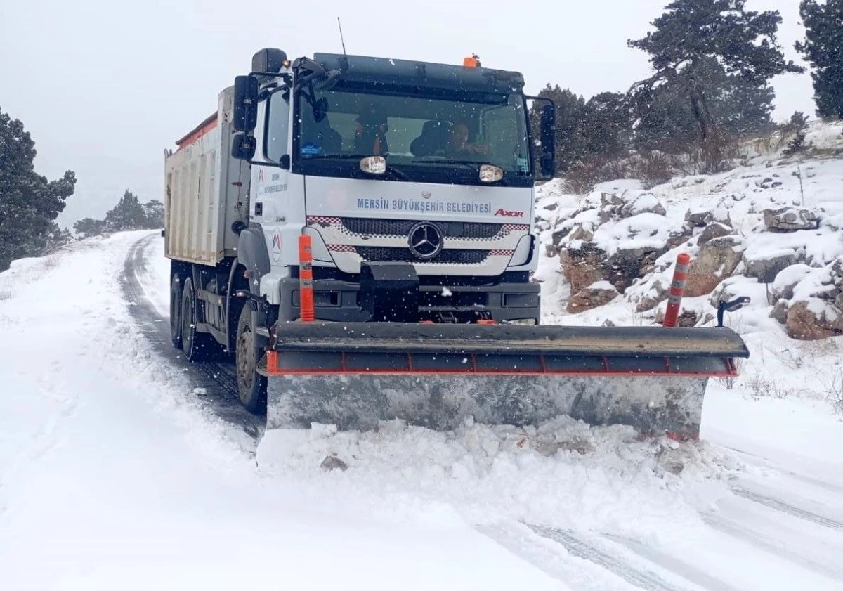 Mersin\'de Kar Yağışı: Yollar Kapandı, Araçlar Yolda Kaldı
