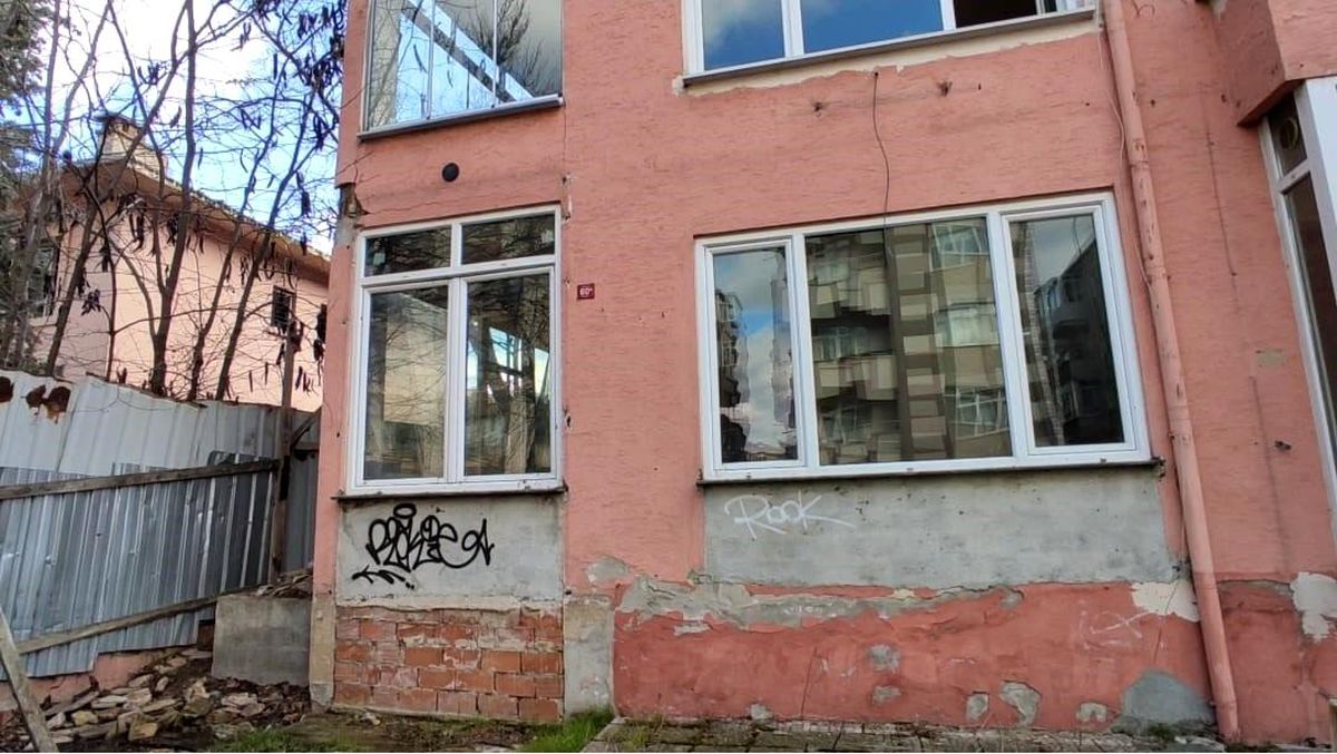 Lüleburgaz\'da metruk binada çıkan yangın kısa sürede söndürüldü