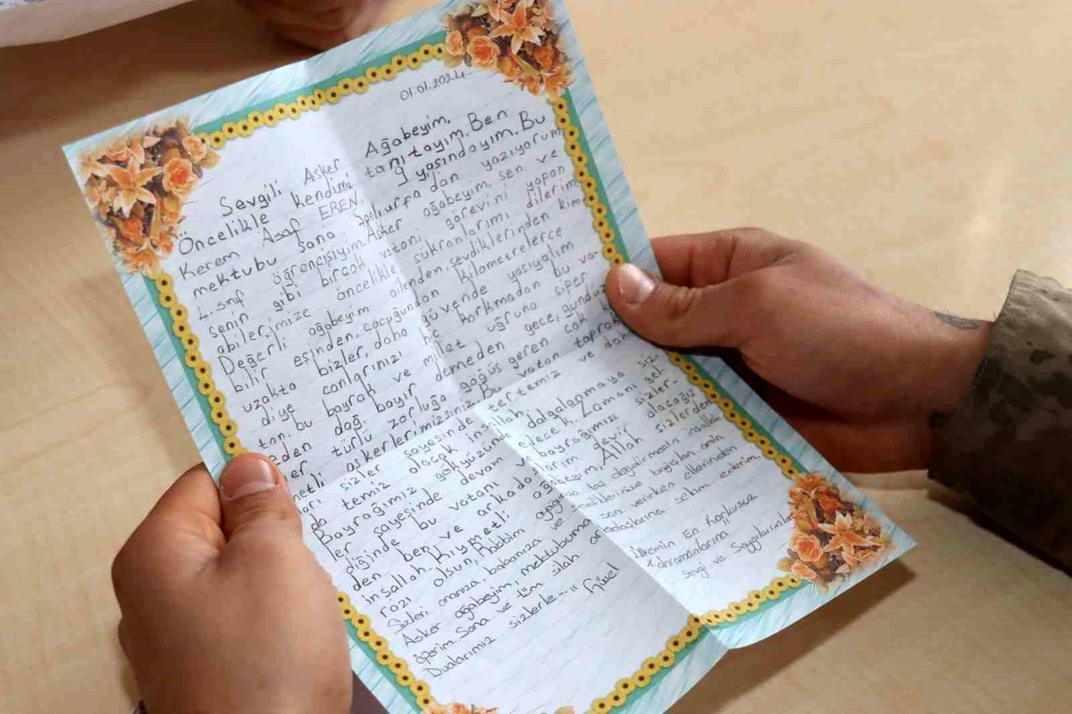 İlkokul öğrencilerinden Hakkari İl Jandarma Komutanlığına sevgi dolu mektuplar
