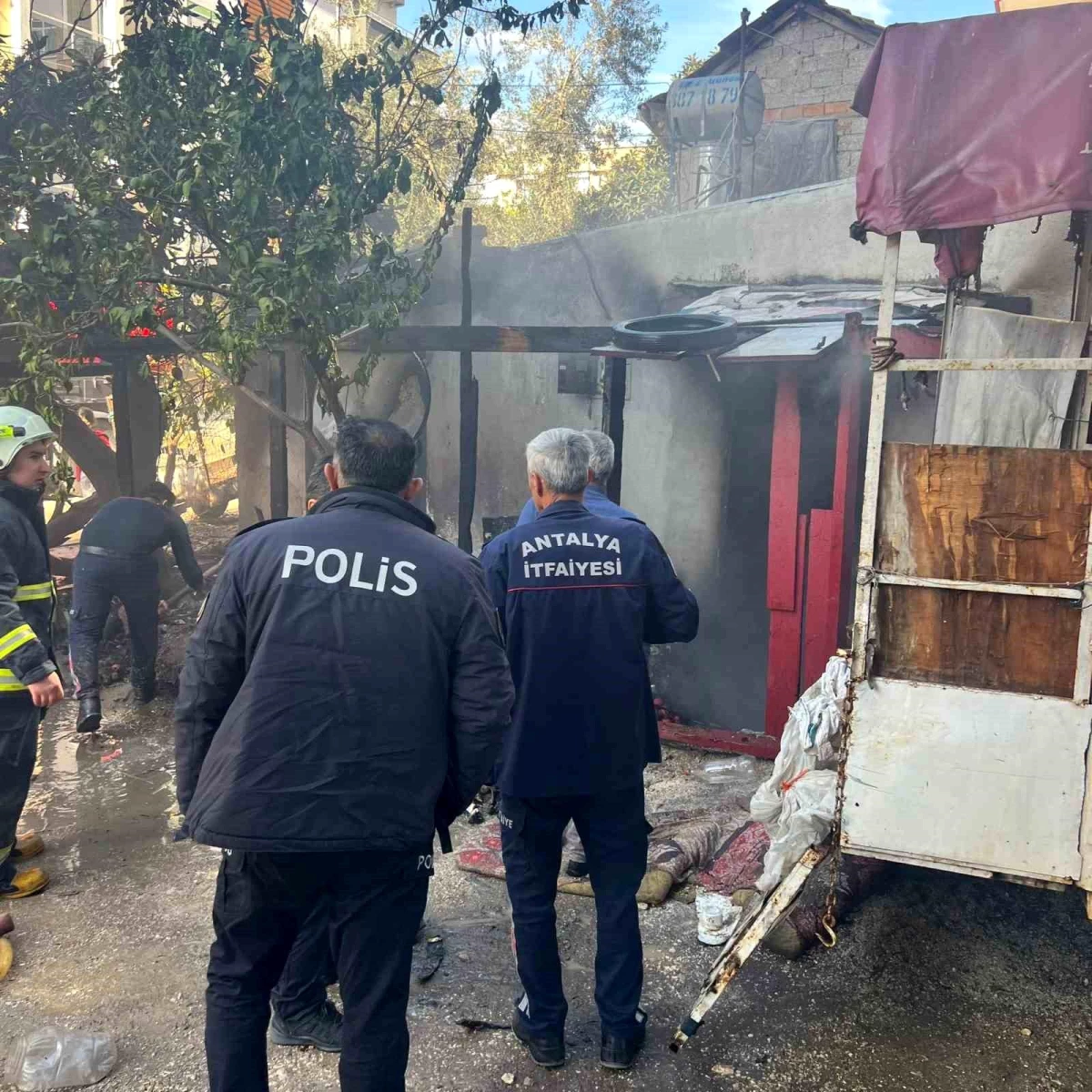 Antalya\'da müstakil evde çıkan yangın itfaiye ekipleri tarafından söndürüldü