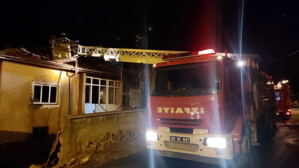 Nevşehir\'de müstakil evin çatısında çıkan yangın söndürüldü