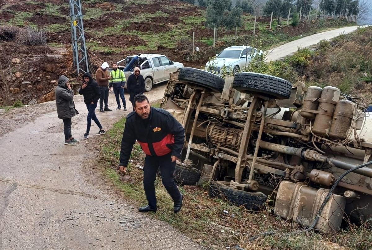 Osmaniye\'de beton mikseri devrildi, sürücü yaralandı