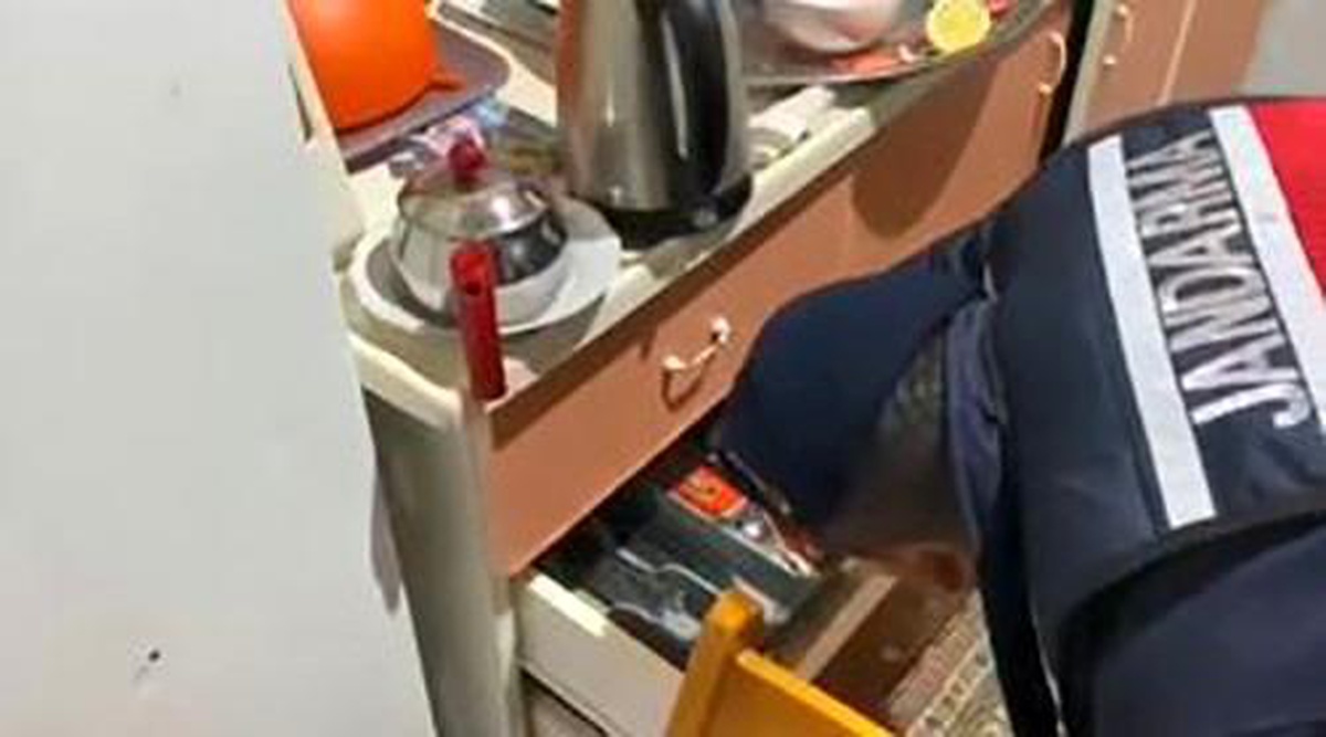Tekirdağ ve çevre illerdeki yollarda ve dinlenme tesislerinde hırsızlık yapan 2 kişi jandarma ekiplerince yakalandı
