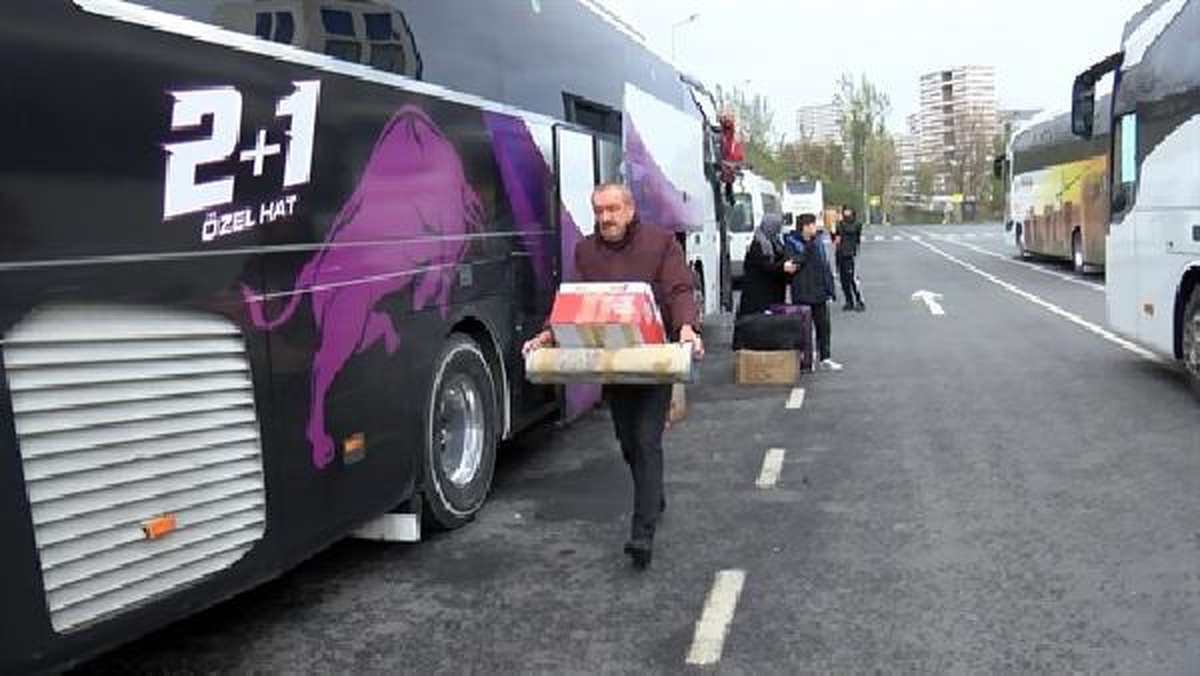 Bayrampaşa\'da iki otobüs çarpıştı, kaza anı güvenlik kamerasında