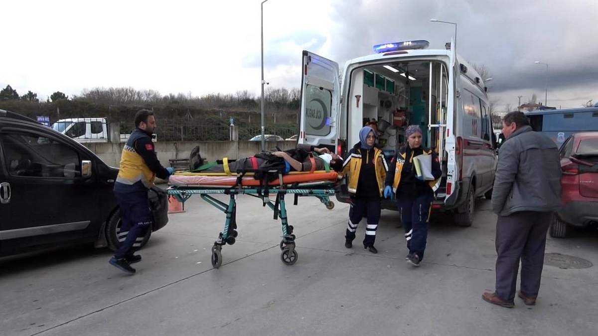 Samsun Bafra\'da Otomobil ile Kamyonet Çarpıştı: 4 Yaralı