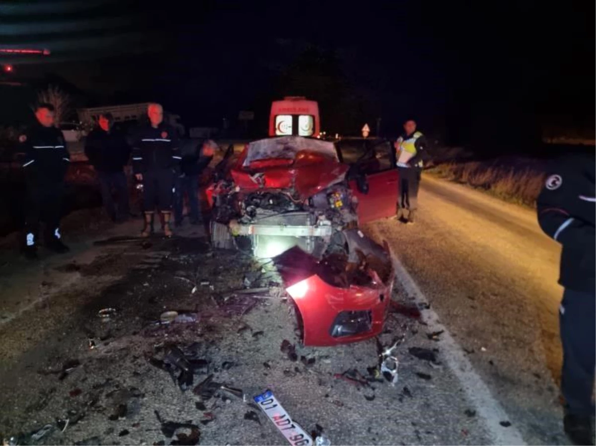 Adana\'da trafik kazasında Peugeot otomobil hurdaya döndü, sürücü hayatını kaybetti