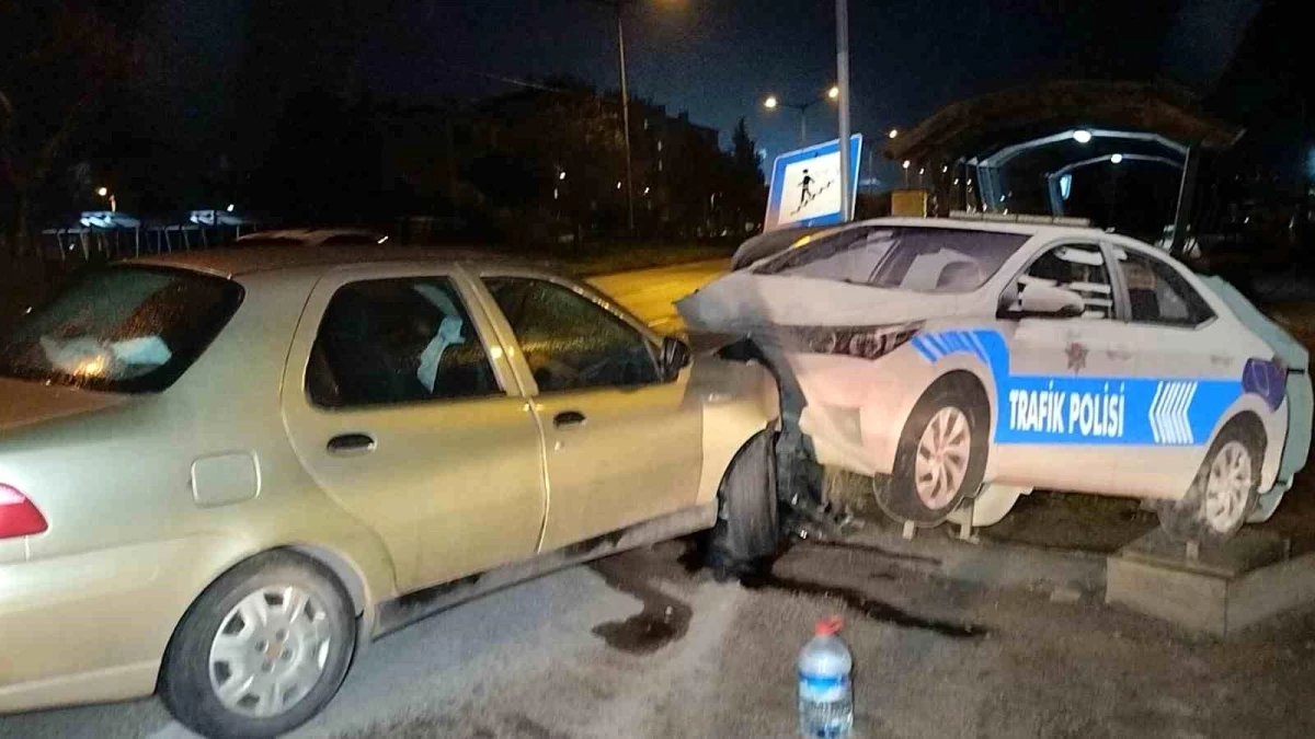 Bursa\'da Kontrolden Çıkan Otomobil Polis Otosu Maketine Çarptı: 2 Yaralı