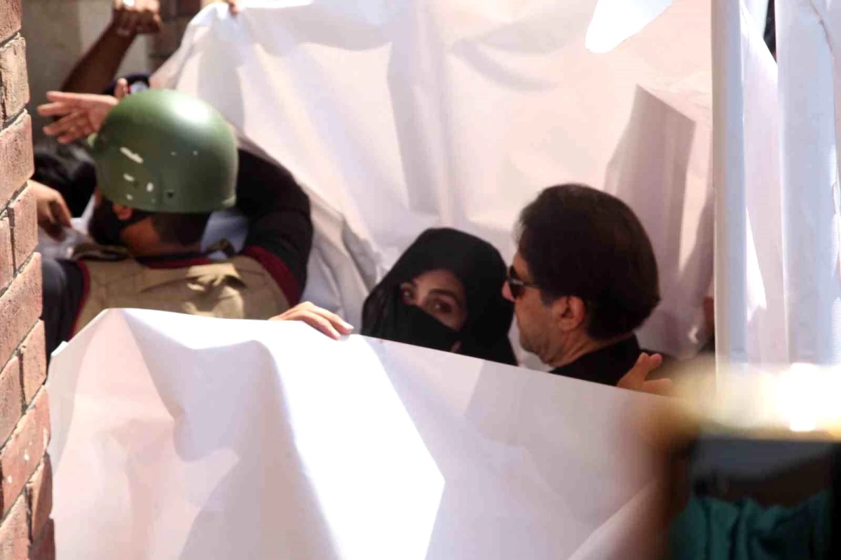 Pakistan\'da Eski Başbakan Imran Khan ve Eşi Yolsuzluk Davasında Hapis Cezasına Çarptırıldı