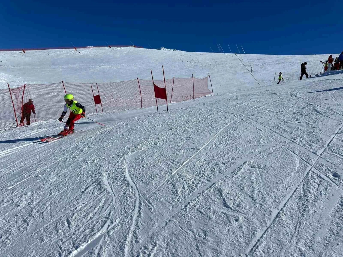 Türkiye Kayak Federasyonu Alt Minikler Festivali B slalom yarışları başladı