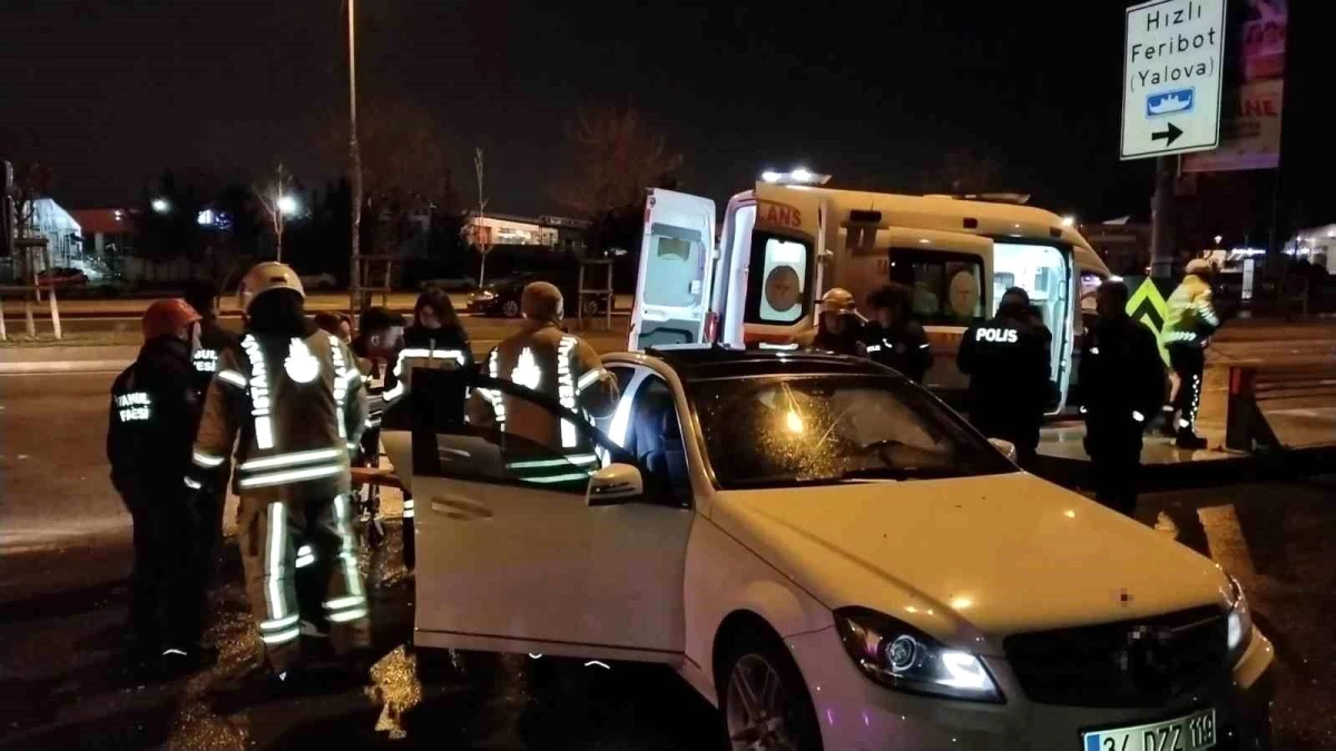 Pendik\'te Ehliyetsiz Sürücünün Kullandığı Otomobil Kaza Yaptı