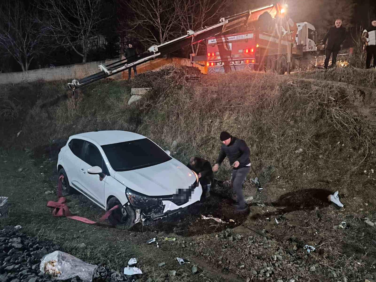 Suluova\'da Polis İhtarına Uymayan Otomobil Demiryoluna Uçtu