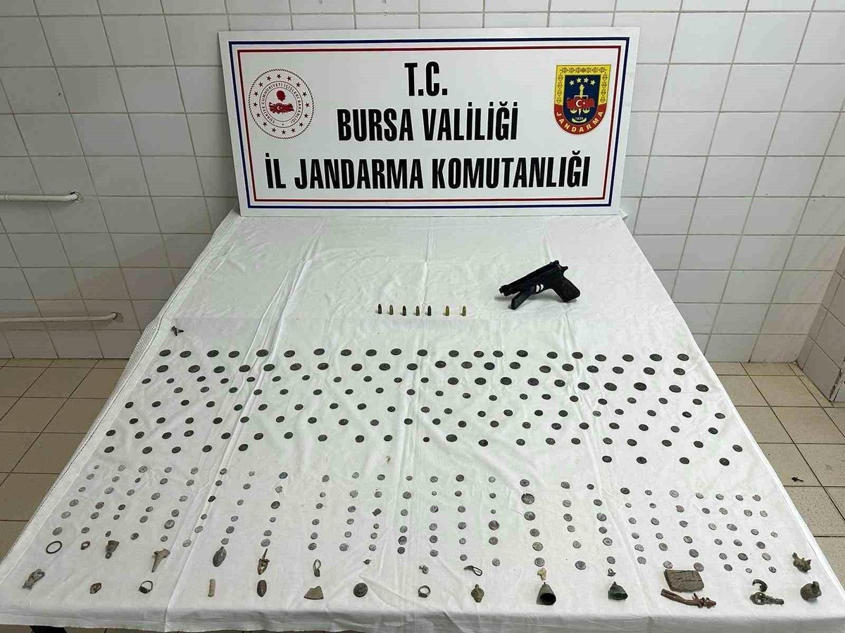 Bursa İl Jandarma Komutanlığı, tarihi eser kaçakçılarını yakaladı