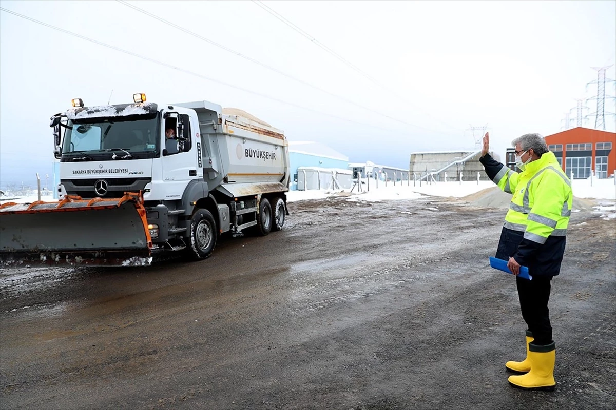 Sakarya\'da Kar Yağışı Sonrası 32 Mahalle Yolu Ulaşıma Açıldı