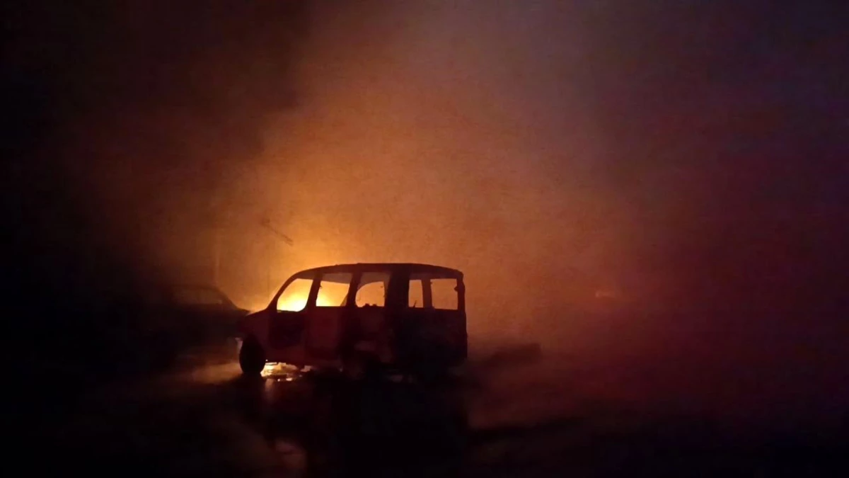 Kozan\'da çıkan yangın sonucu iş yeri kullanılamaz hale geldi, iki otomobil kül oldu
