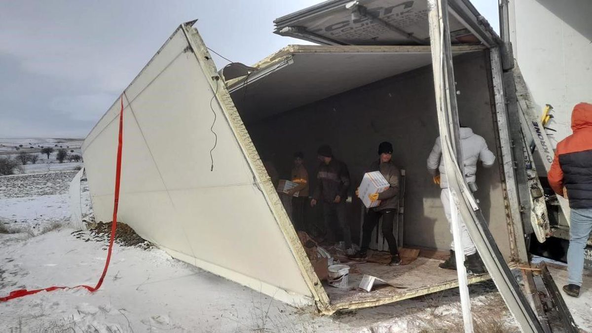 Afyonkarahisar\'da tırın şarampole devrilmesi sonucu 1 kişi yaralandı