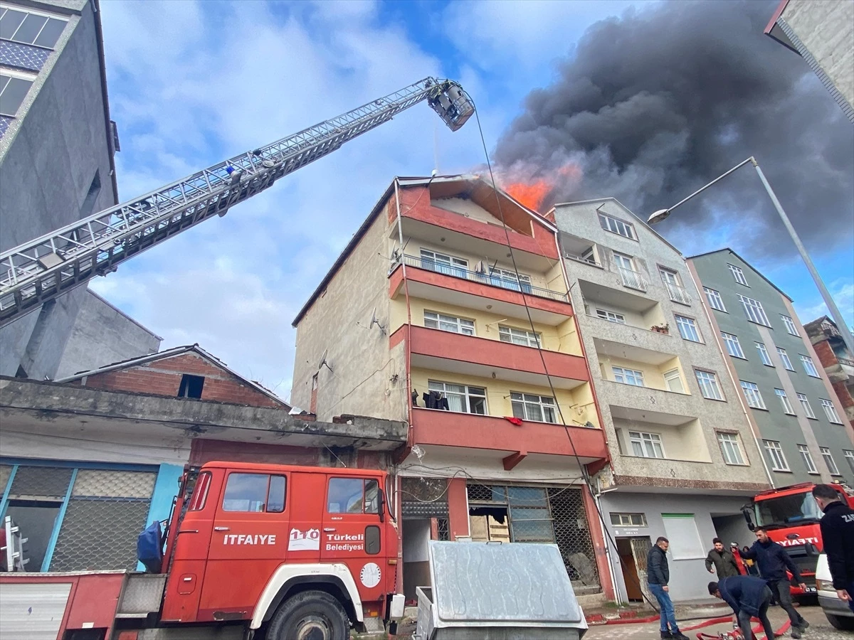 Sinop Türkeli\'de bir binanın çatı katında çıkan yangın söndürüldü