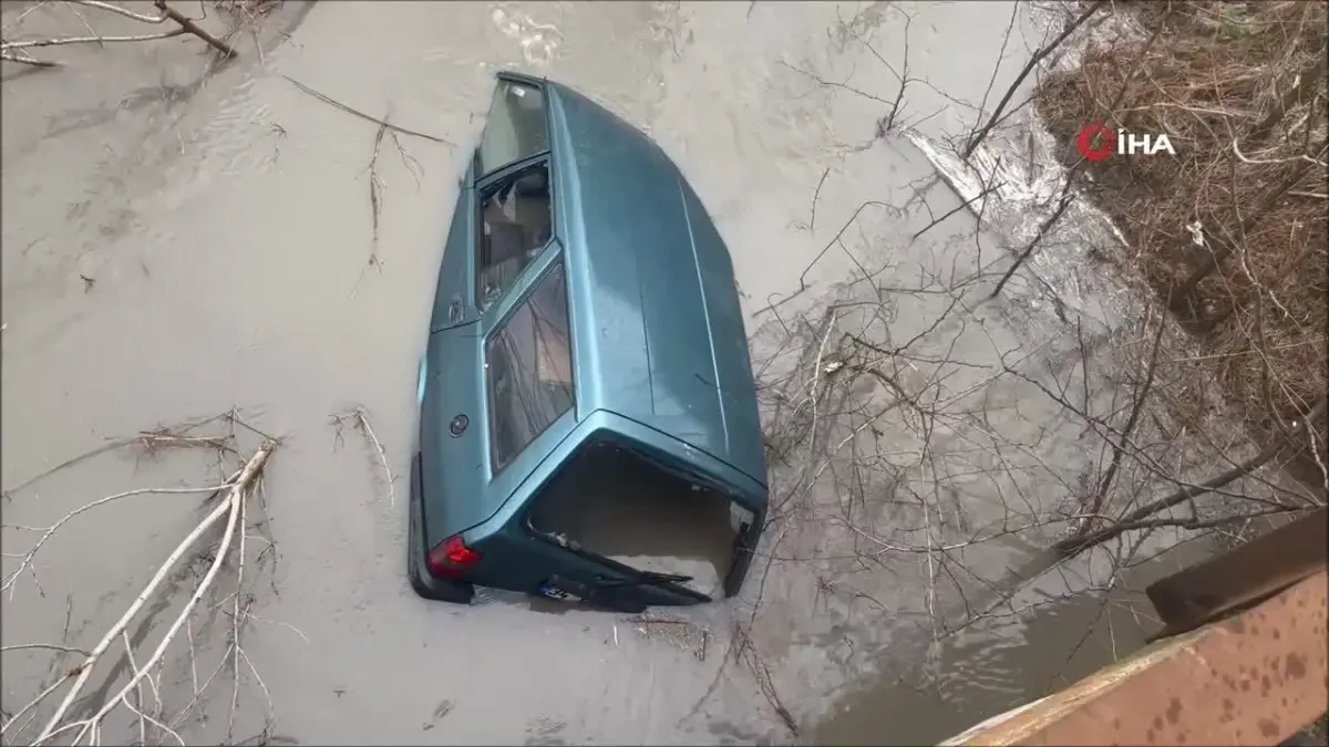 Suya gömülen araçtan son anda kurtuldu