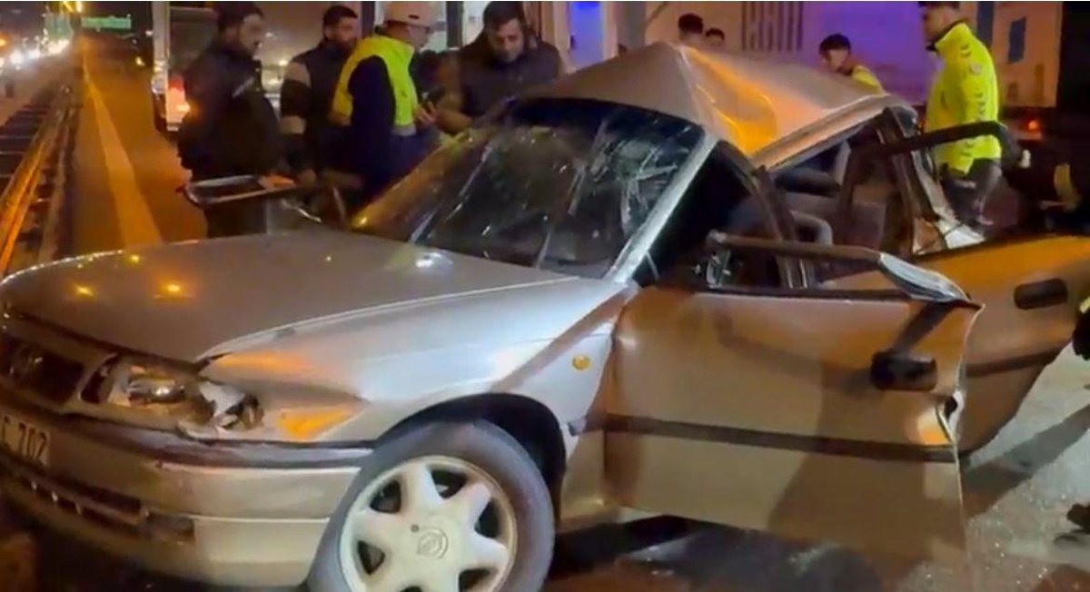 TEM Otoyolu Kocaeli Geçişinde Tırla Çarpışan Otomobil Ezildi