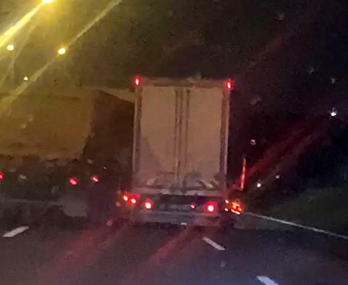 TEM Otoyolu\'nda yol tartışması: Hafriyat kamyonu ile tır sürücüsü trafiği birbirine kattı