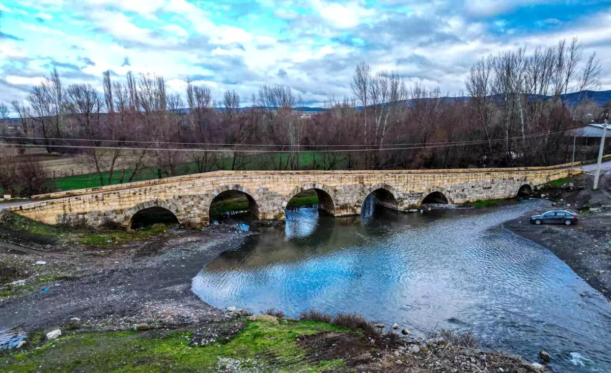 Sulusaray Köprüsüne Sprey Boya İle Yazılan Yazılar Vatandaşların Tepkisini Çekti