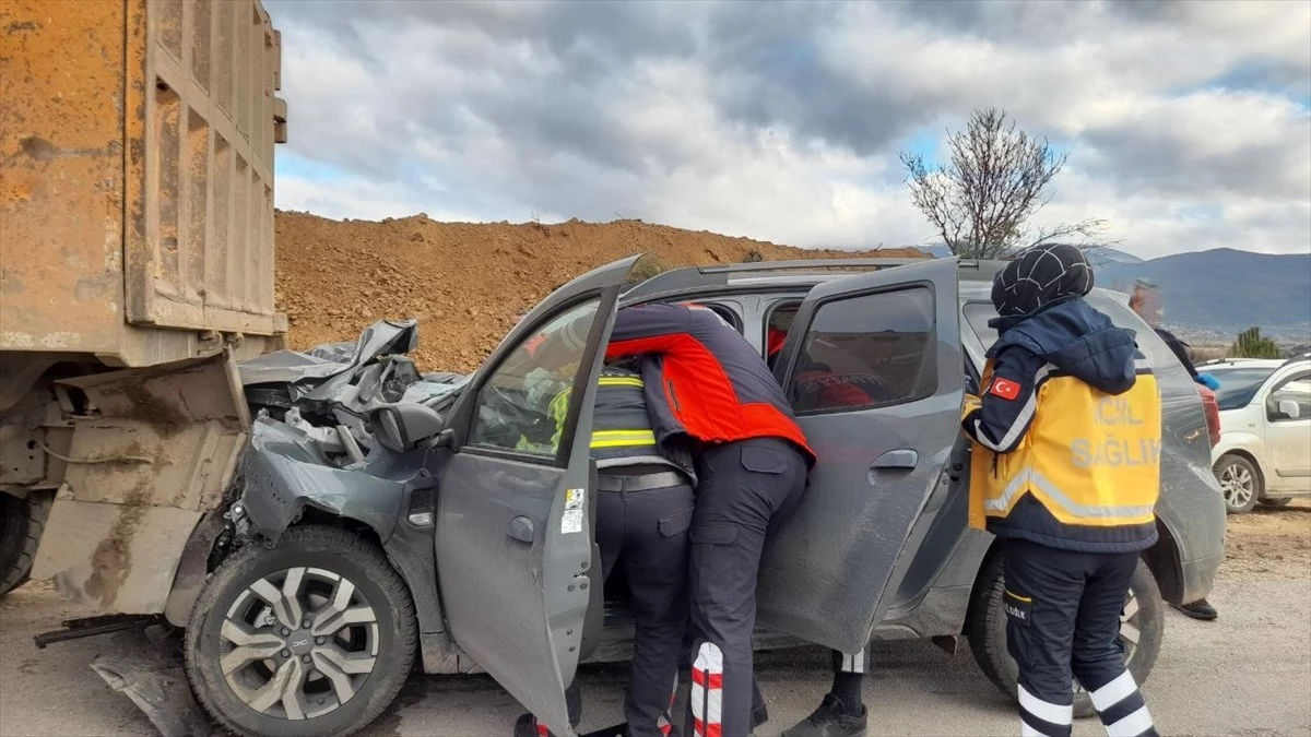 Tokat\'ın Erbaa ilçesinde kaza: Yaralı sürücü itfaiye tarafından kurtarıldı