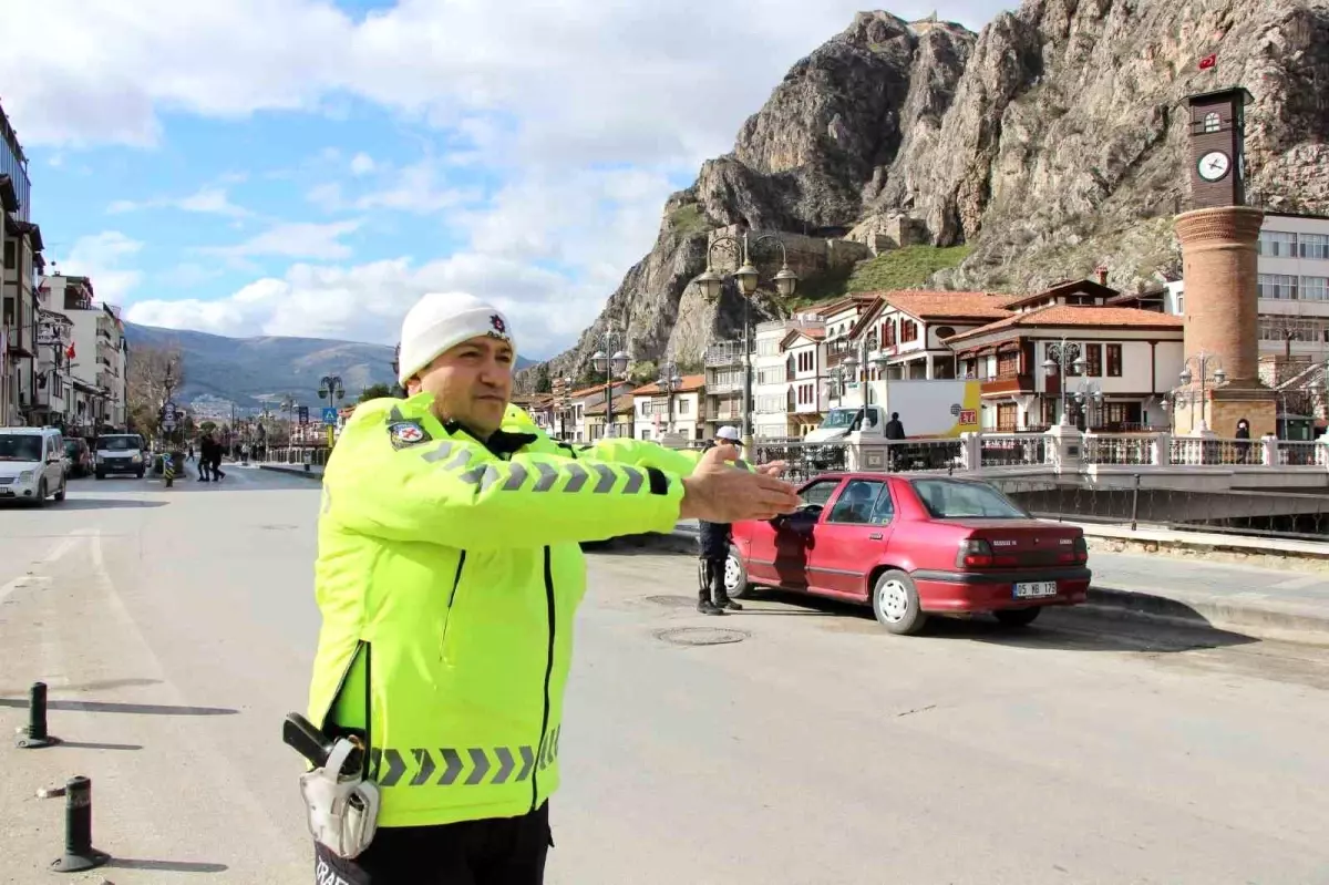 Amasya\'da trafik polisi güvercinleri besledi