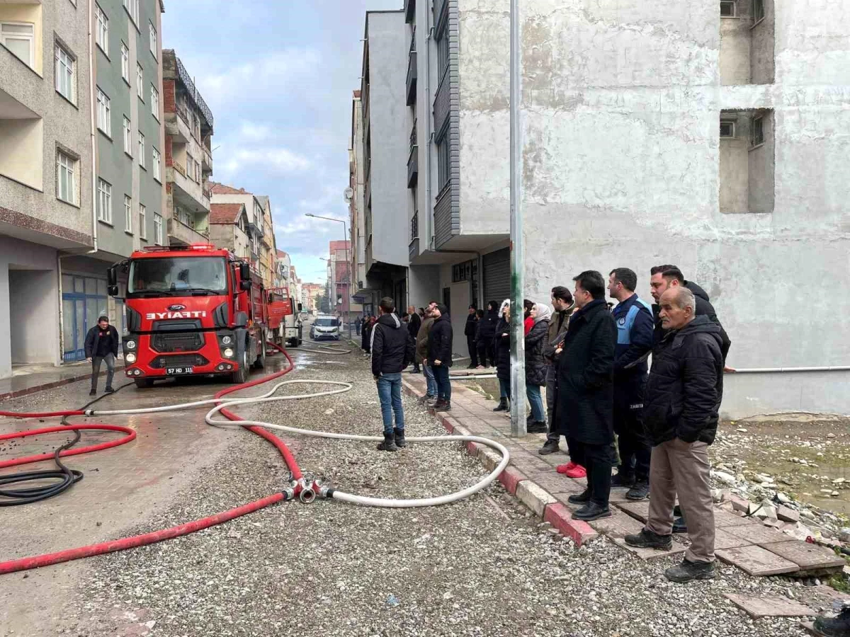 Sinop Türkeli\'de çatı katında çıkan yangında 3 kişi dumandan etkilendi
