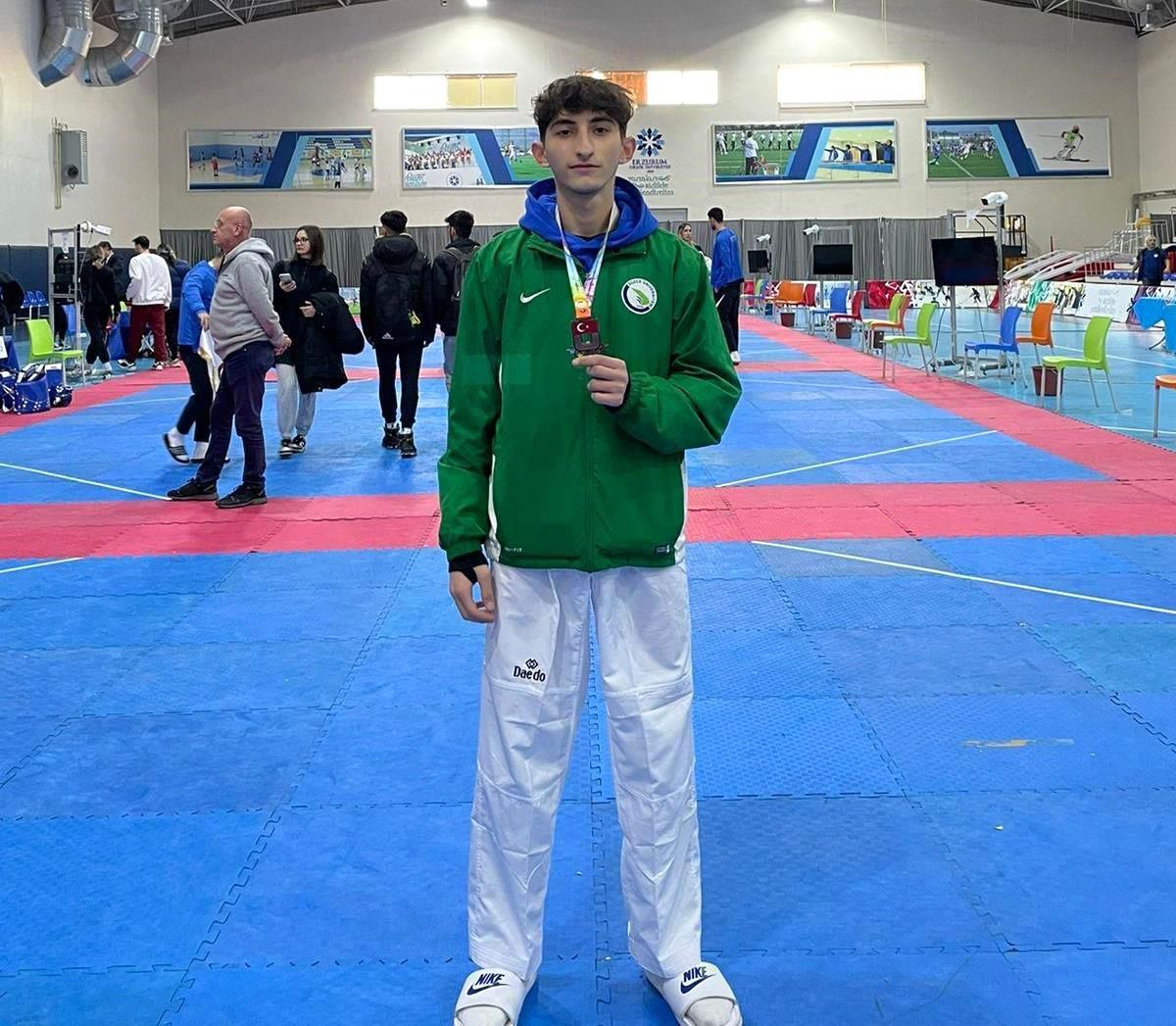 Düzce Üniversitesi Spor Bilimleri Fakültesi Öğrencisi Sefa Tamberk Türkiye Taekwondo Şampiyonası\'nda Üçüncü Oldu