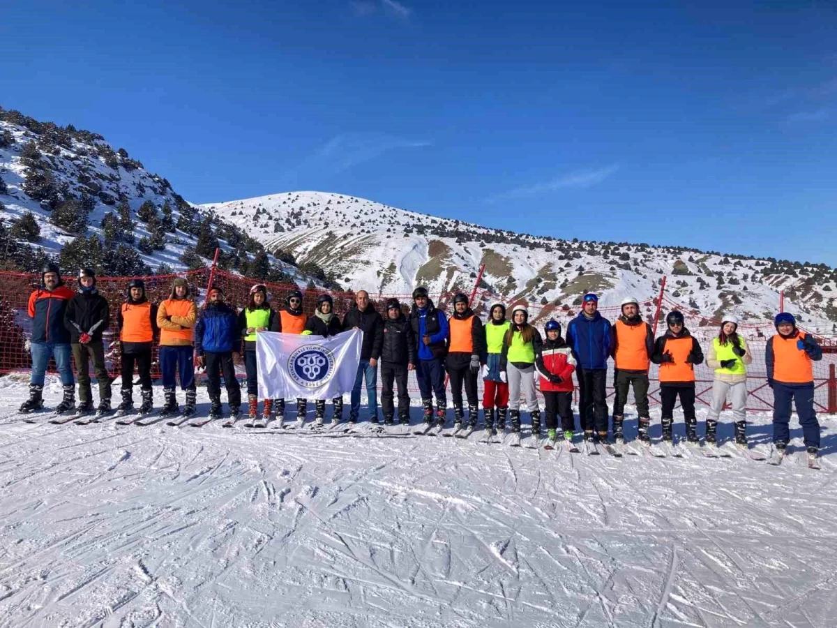 Erzincan Binali Yıldırım Üniversitesi Öğrencilerine Ergan Kayak Merkezinde Kayak Dersi Veriliyor