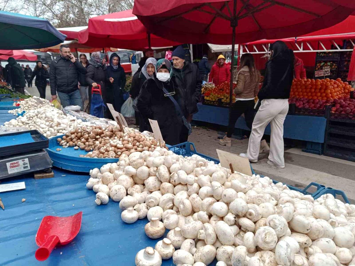 Eskişehir\'de Semt Pazarlarında Mantar Satışları Artıyor