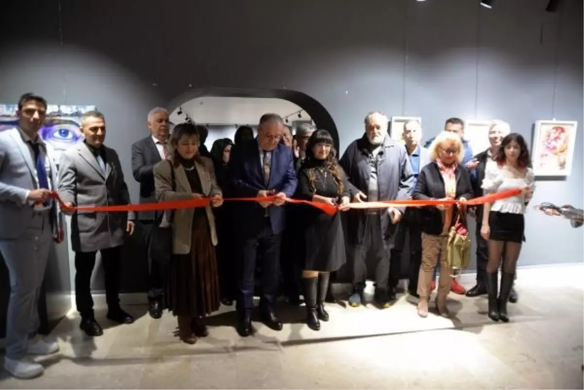 Depremde evini terk eden öğretim üyesi, sergi açtı