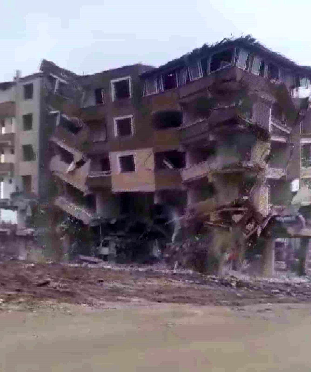Hatay\'da kontrollü olarak yıkılan 6 katlı bina cep telefonu kamerasına yansıdı