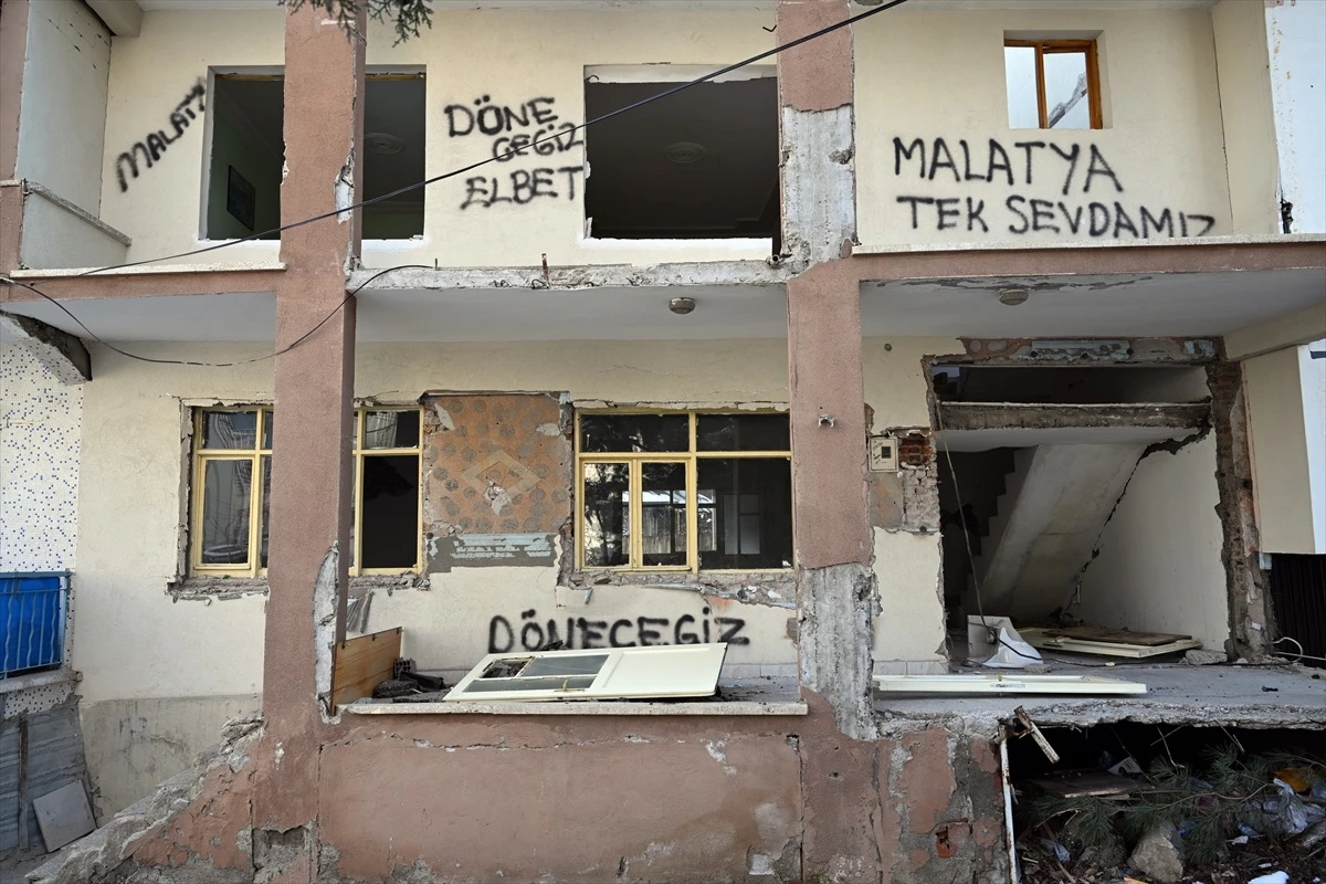 Malatyalılar, deprem sonrası duvar yazılarıyla umutlarını yansıtıyor