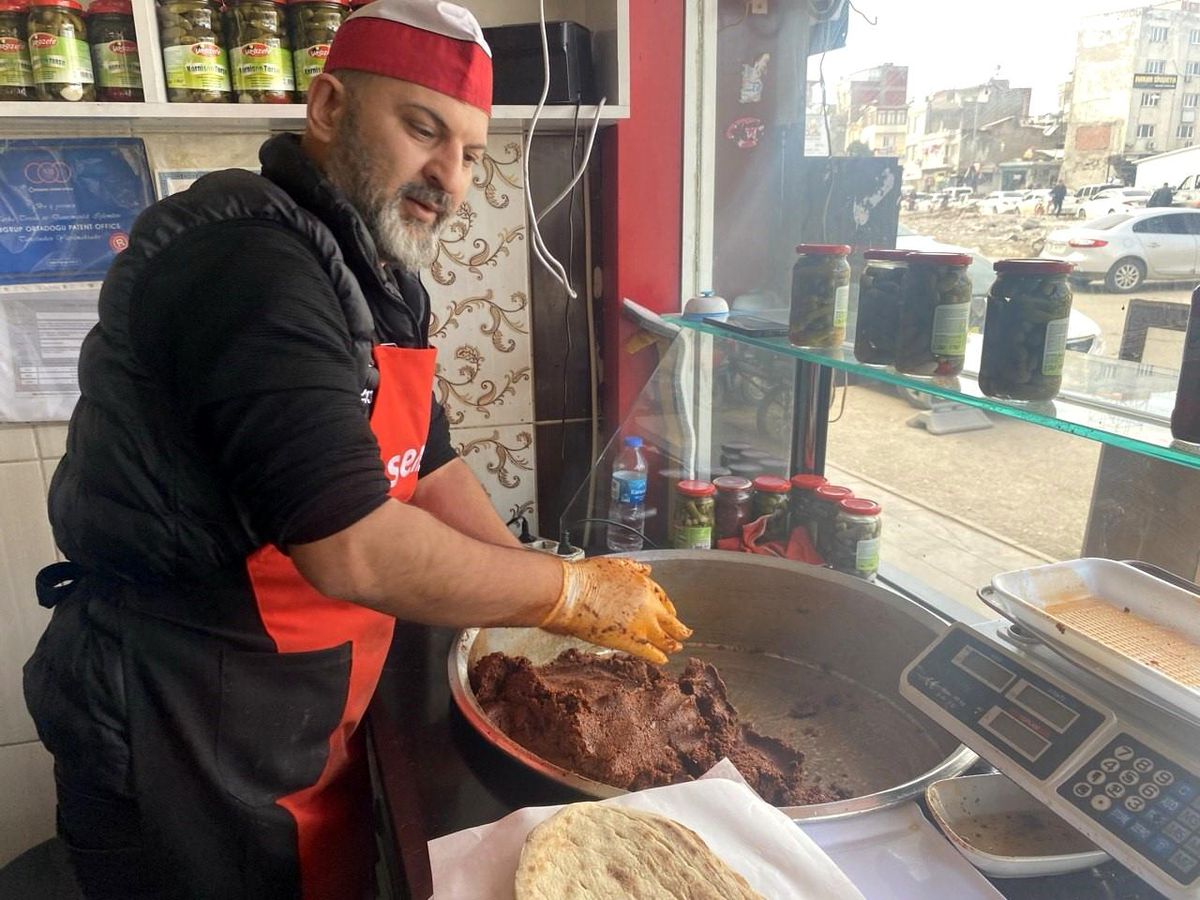 Adıyaman\'da depremin 1. yıl dönümünde çiğköfte ikramı ve dükkan kapatma kararı