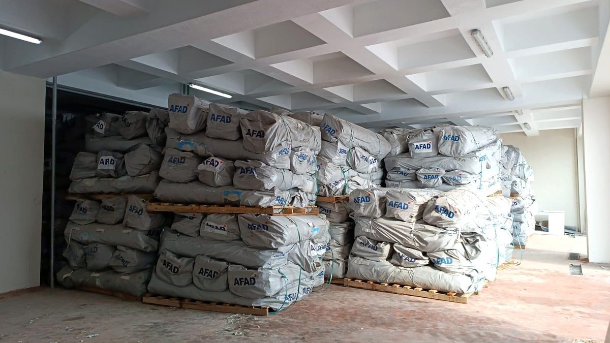 Hakkari\'ye 1008 Çadır Gönderildi