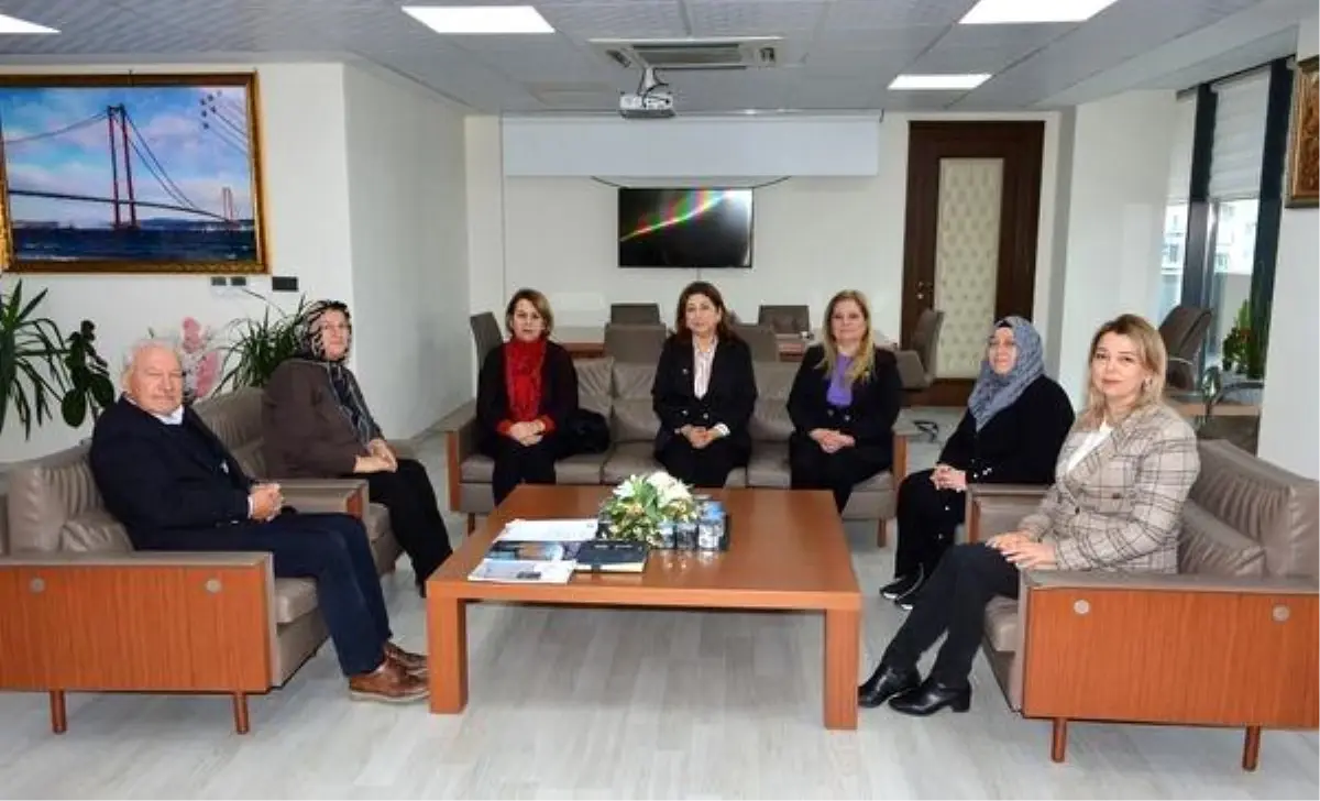 AK Parti Çanakkale İl Kadın Kolları Başkanı Özlem Karadayı, Lapseki Belediye Başkanı Eyüp Yılmaz\'ı ziyaret etti