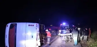 Akyazı'da servis midibüsü devrildi: 2 yaralı