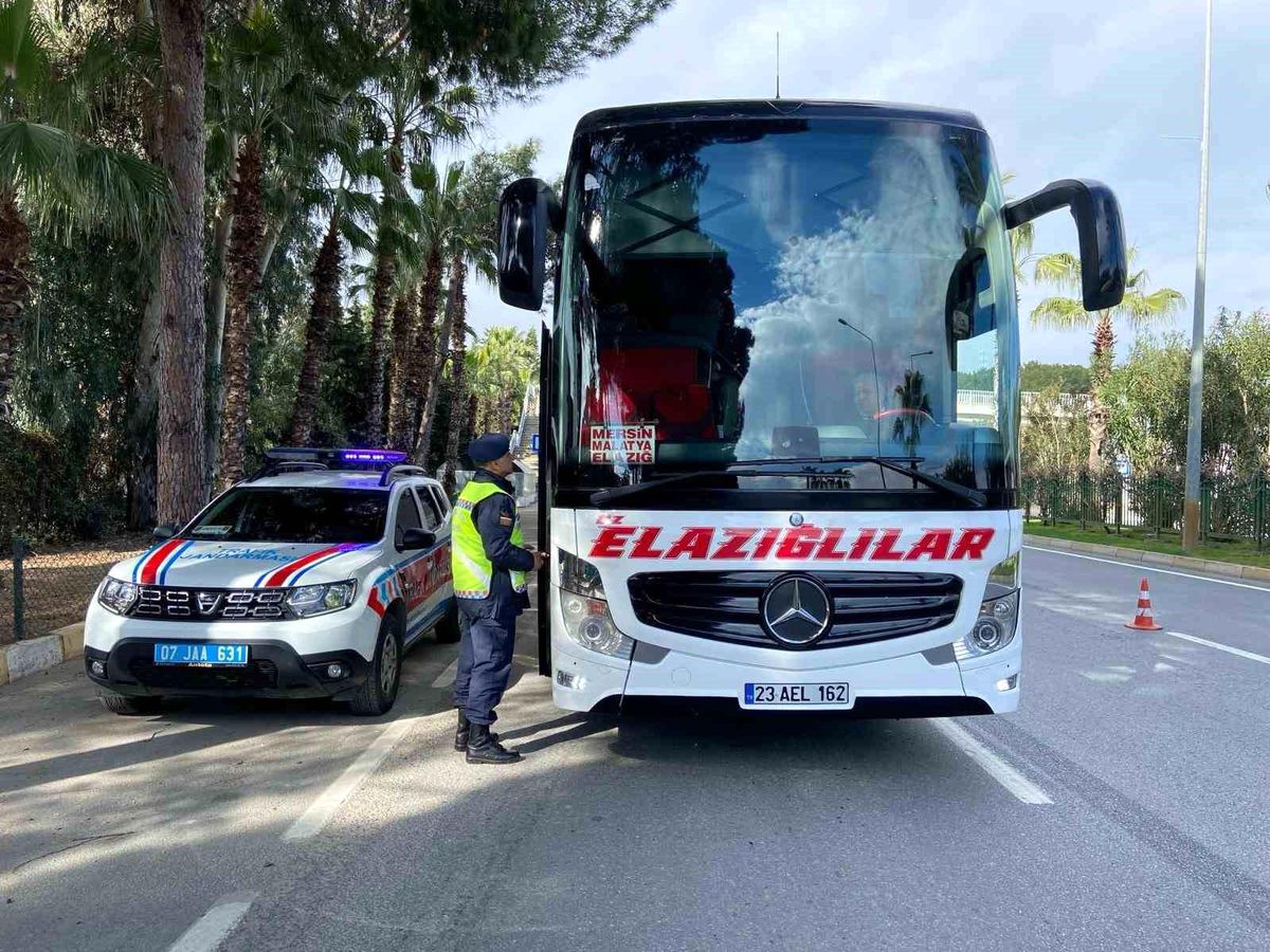 Alanya\'da yapılan trafik uygulamasında 1 araç trafikten men edildi