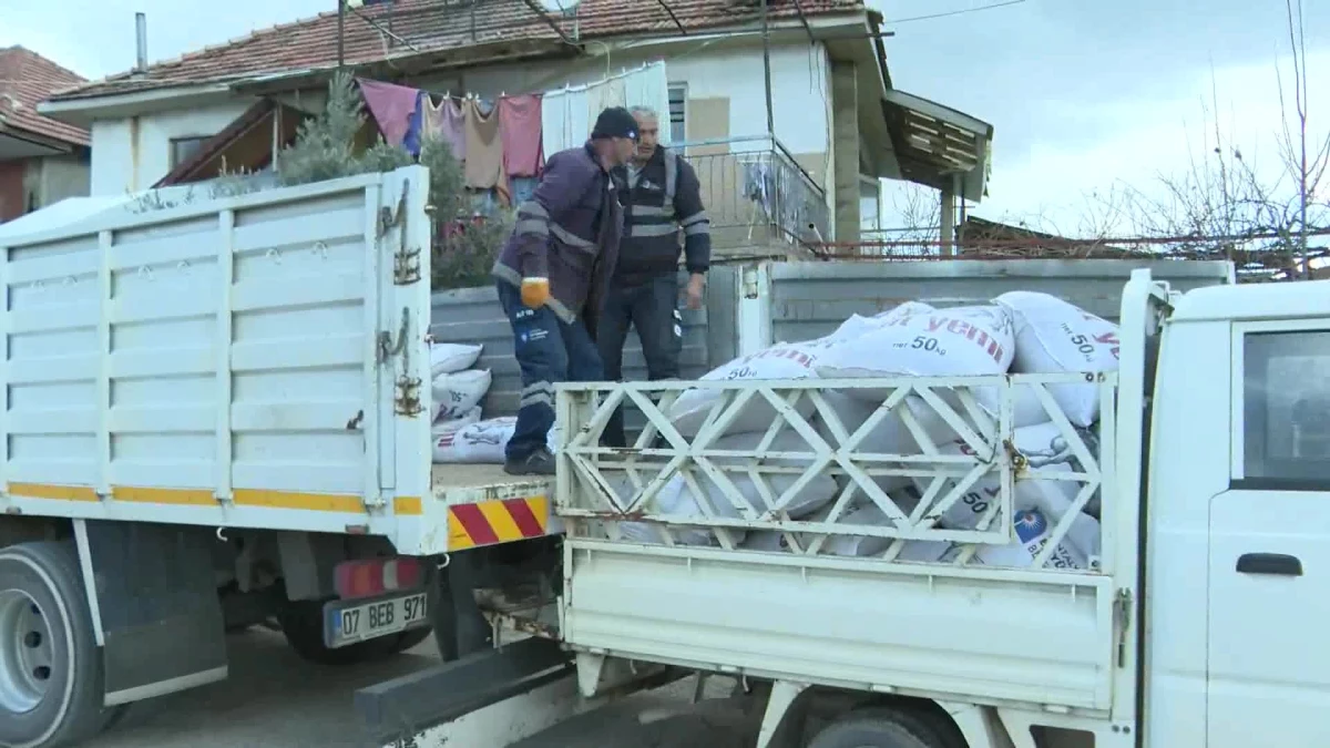 Antalya Büyükşehir Belediyesi Korkuteli\'deki Büyükbaş Hayvan Yetiştiricilerine Süt Yemi Desteği Verdi