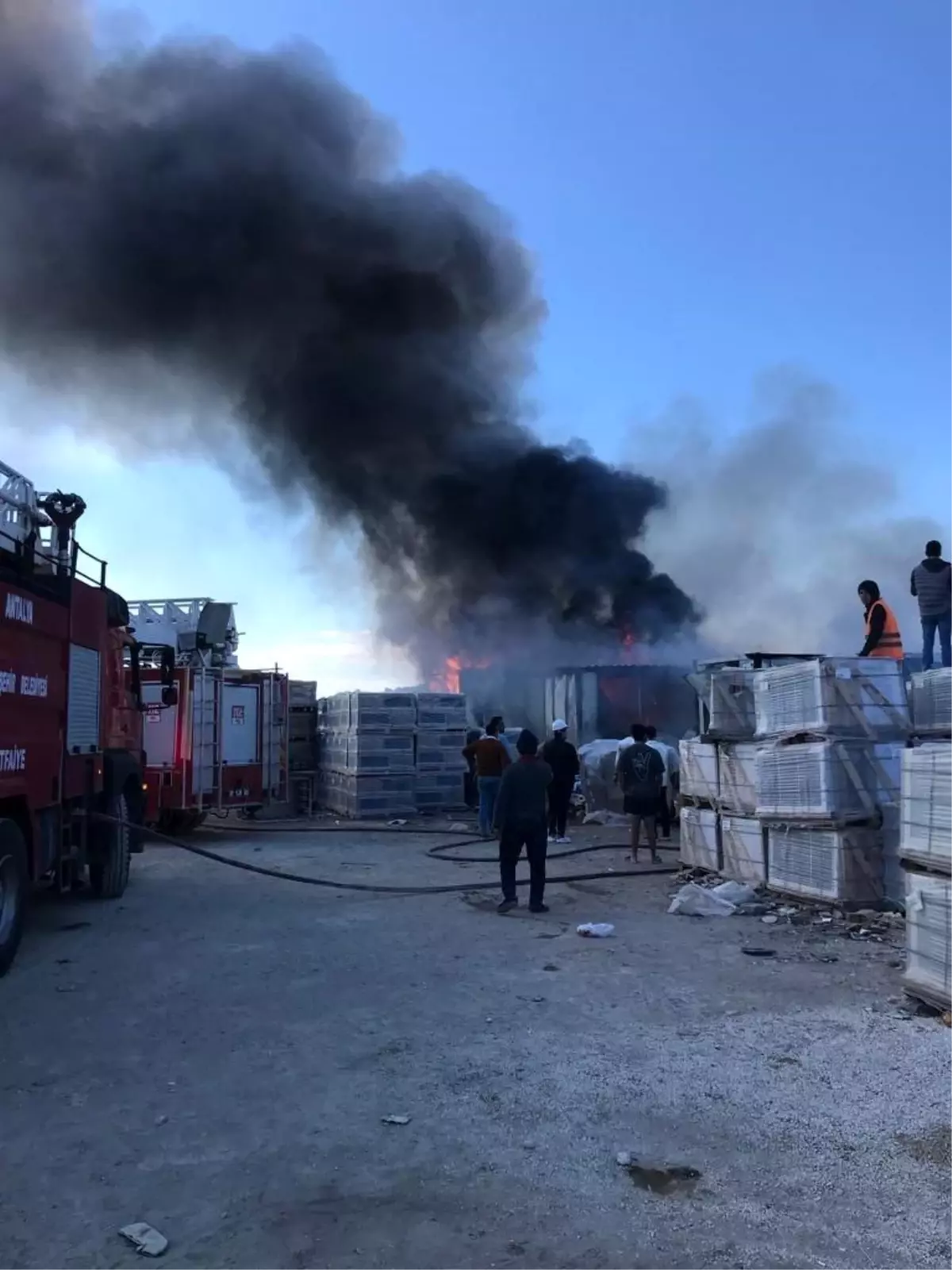 Antalya\'da bir otelin inşaatında konteyner yangını