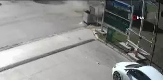 Antalya'da minibüs ile iki kamyonetin çarpıştığı feci kaza kamerada