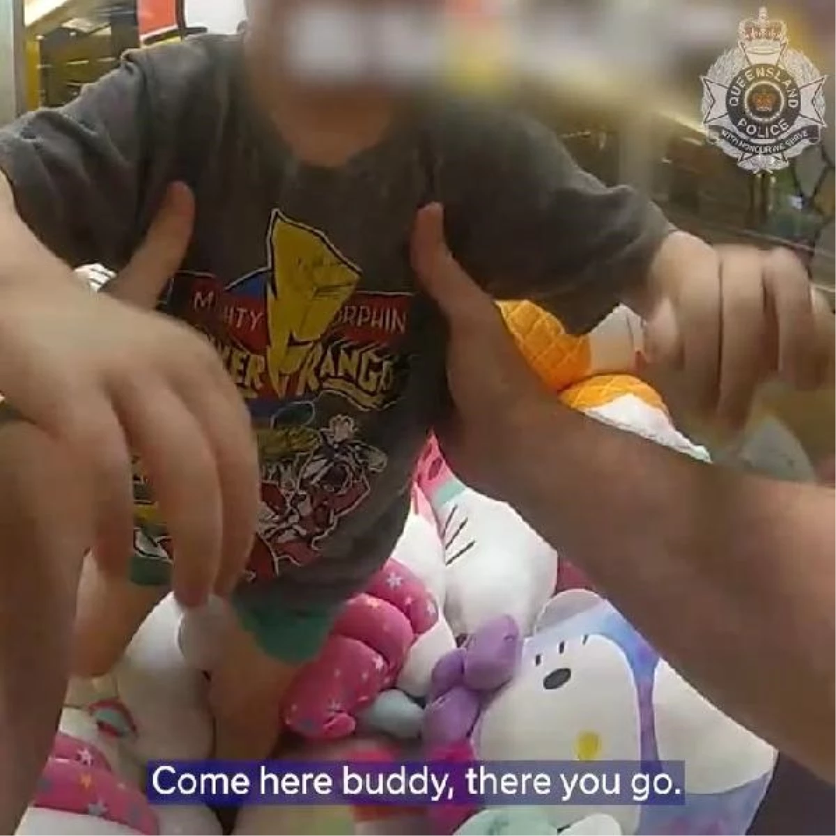 Avustralya Polisi, Oyuncak Makinesine Sıkışan Çocuğu Kurtardı
