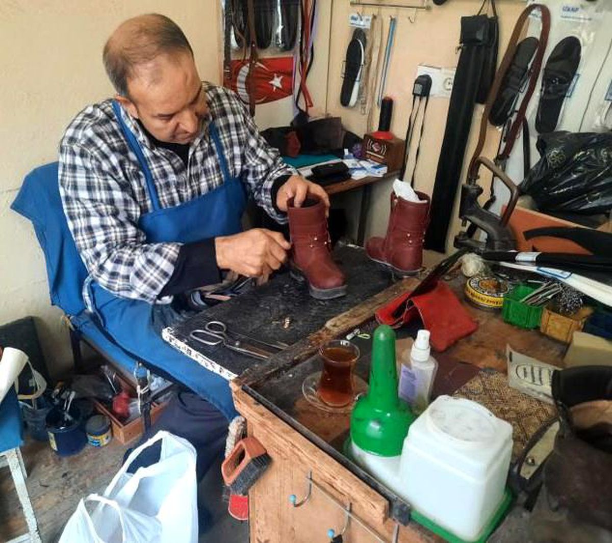 Ayakkabı Tamircileri Yoğunluk Karşısında Randevu Sistemiyle Çalışıyor