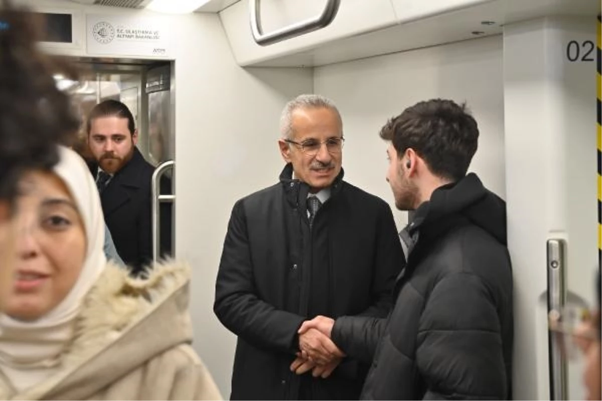 Ulaştırma Bakanı Gayrettepe-Kağıthane metro hattını kullanarak İstanbul Havalimanı\'na gitti